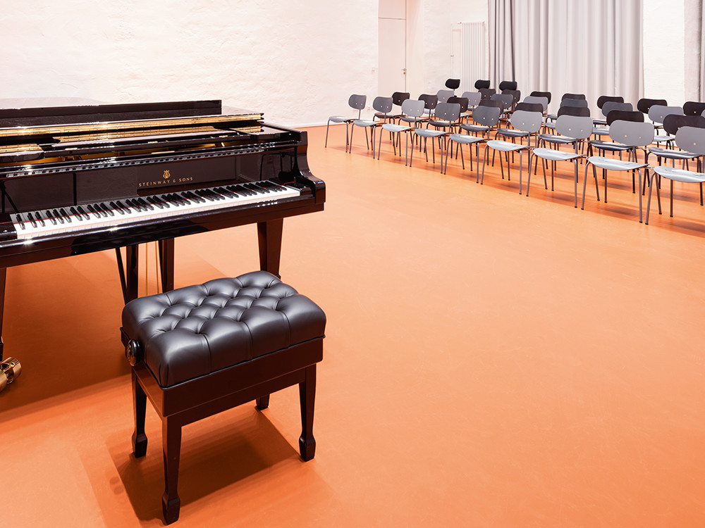 Un revestimiento amortiguador crea un entorno placentero al garantizar una buena acústica en la habitación.